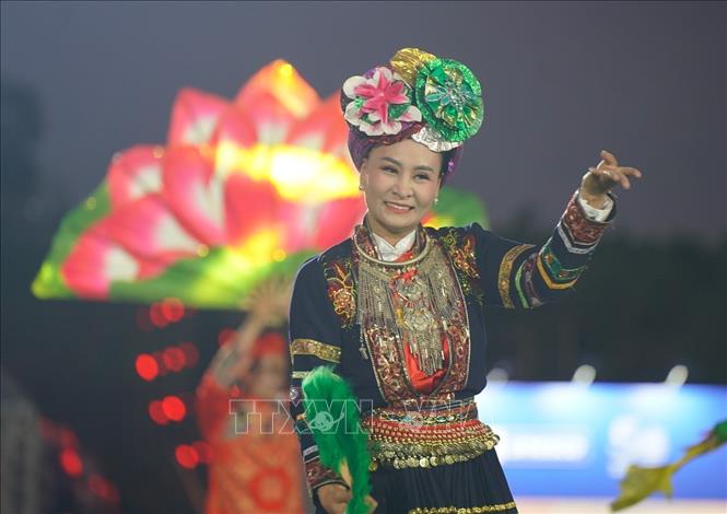 Các tiết mục nghệ thuật truyền thống của Việt Nam được giới thiệu trong không gian diễn ra lễ hội. Ảnh: Khánh Hoà - TTXVN