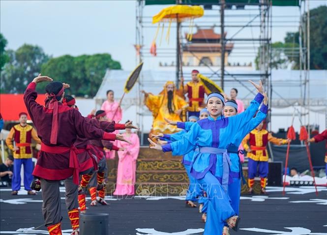 Các tiết mục nghệ thuật truyền thống của Việt Nam được giới thiệu trong không gian diễn ra lễ hội. Ảnh: Khánh Hoà - TTXVN