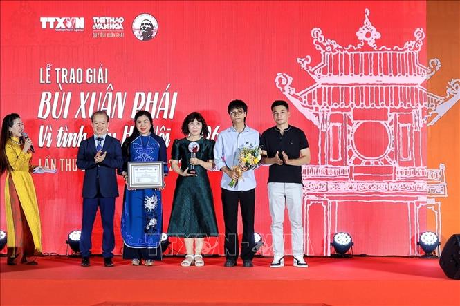 PGS.TS Bùi Hoài Sơn, Phó Trưởng Ban Tuyên giáo Trung ương trao tặng thưởng cho đại diện nhóm tác giả vở kịch “Quân khu Nam Đồng” tại Lễ trao giải Bùi Xuân Phái – Vì tình yêu Hà Nội lần thứ 19 - năm 2026. Ảnh: Phạm Tuấn Anh - TTXVN