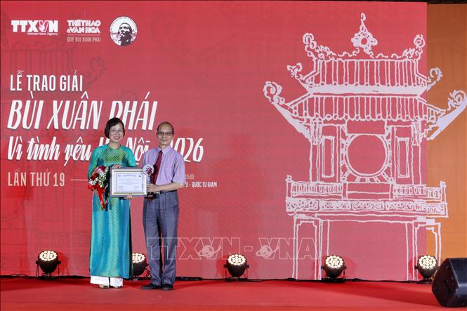 Nhà báo Vũ Việt Trang, Ủy viên Ban Thường vụ Đảng ủy các cơ quan Đảng Trung ương, Phó Trưởng Ban Tuyên giáo Trung ương, Bí thư Đảng ủy, Tổng Giám đốc Thông tấn xã Việt Nam trao Giải thưởng Lớn – Vì tình yêu Hà Nội cho nhà thơ Bằng Việt. Ảnh: Phạm Tuấn Anh - TTXVN