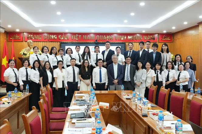 Đoàn công tác Câu lạc bộ Luật sư Bằng sáng chế Nanko (Nhật Bản) chụp ảnh lưu niệm với Lãnh đạo, cán bộ, thẩm phánTòa án nhân dân khu vực 2 - Hà Nội. Ảnh: Kim Anh - TTXVN