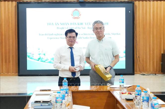 Đại diện lãnh đạo hai bên trao quà lưu niệm. Ảnh: Kim Anh - TTXVN