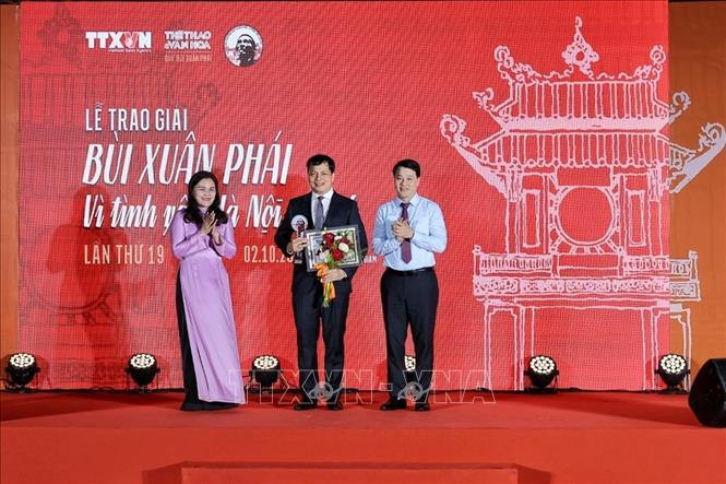 Nhà báo Nguyễn Thị Sự, Phó Tổng Giám đốc Thông tấn xã Việt Nam và ông Nguyễn Trần Quang, Phó Giám đốc Sở Văn hóa, Thể thao và Du lịch Hà Nội trao Giải Việc làm cho TS. Lê Xuân Kiêu, Giám đốc Trung tâm Hoạt động Văn hóa Khoa học Văn Miếu – Quốc Tử Giám, đại diện đơn vị thực hiện chuỗi hoạt động phát huy giá trị di sản Văn Miếu – Quốc Tử Giám hướng tới kỷ niệm 950 năm Quốc Tử Giám. Ảnh: Phạm Tuấn Anh - TTXVN