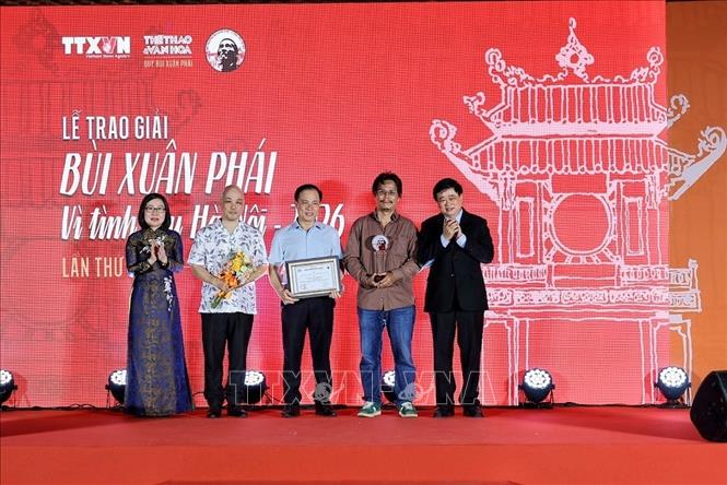 Nhà báo Đoàn Thị Tuyết Nhung, Phó Tổng Giám đốc Thông tấn xã Việt Nam và ông Nguyễn Thế Kỷ, Chủ tịch Hội đồng Giám khảo trao giải Tác phẩm – Vì tình yêu Hà Nội cho ê-kíp vở cải lương “Người con gái Hà Thành” của Nhà hát Cải lương Hà Nội. Ảnh: Phạm Tuấn Anh - TTXVN