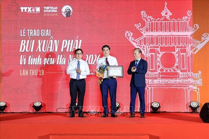 Phó Tổng Giám đốc Thông tấn xã Việt Nam Nguyễn Tuấn Hùng và Phó Trưởng Ban Tuyên giáo Trung ương Bùi Hoài Sơn trao giải Ý tưởng – Vì tình yêu Hà Nội cho đại diện Đề án thí điểm tổ chức không gian văn hóa, tuyến phố đi bộ phố Thành Thái, phường Cầu Giấy, thành phố Hà Nội. Ảnh: Phạm Tuấn Anh - TTXVN
