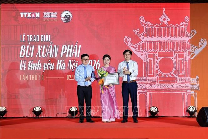 Nhà báo Lê Quốc Minh, Ủy viên Trung ương Đảng, Tổng Biên tập Báo Nhân Dân, Phó Trưởng Ban Tuyên giáo Trung ương, Chủ tịch Hội Nhà báo Việt Nam trao giải Việc làm – Vì tình yêu Hà Nội cho đại diện Lễ hội Văn hóa Thế giới tại Hà Nội lần thứ nhất - năm 2025. Ảnh: Phạm Tuấn Anh - TTXVN