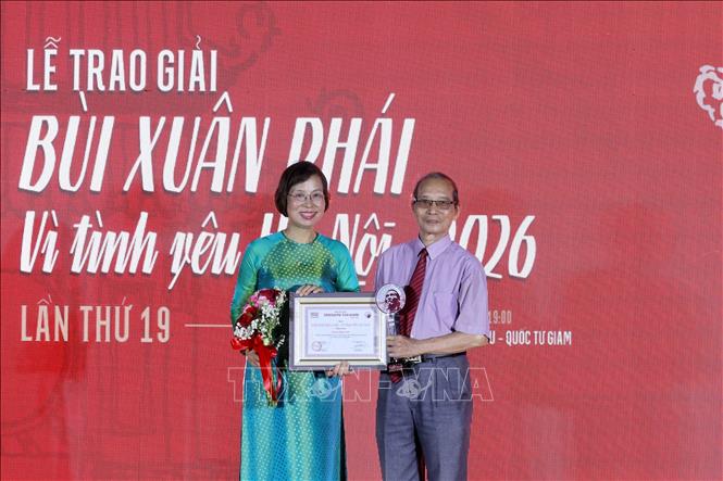 Nhà báo Vũ Việt Trang, Ủy viên Ban Thường vụ Đảng ủy các cơ quan Đảng Trung ương, Phó Trưởng Ban Tuyên giáo Trung ương, Bí thư Đảng ủy, Tổng Giám đốc Thông tấn xã Việt Nam trao Giải thưởng Lớn – Vì tình yêu Hà Nội cho nhà thơ Bằng Việt. Ảnh: Phạm Tuấn Anh - TTXVN