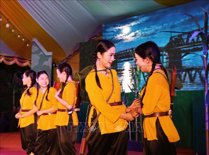 Hình ảnh Mười nữ dân quân pháo phòng không Lam Hạ được tại hiện trong vở chèo   “Những vì sao không tắt”. Ảnh: Đại Nghĩa - TTXVN