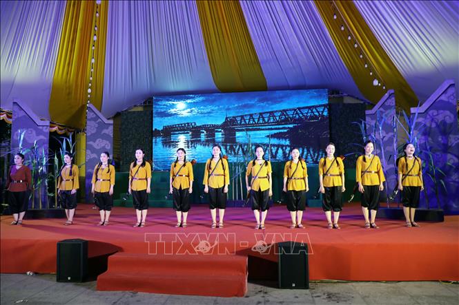 Hình ảnh Mười nữ dân quân pháo phòng không Lam Hạ được tái hiện trong vở chèo “Những vì sao không tắt”. Ảnh: Đại Nghĩa - TTXVN