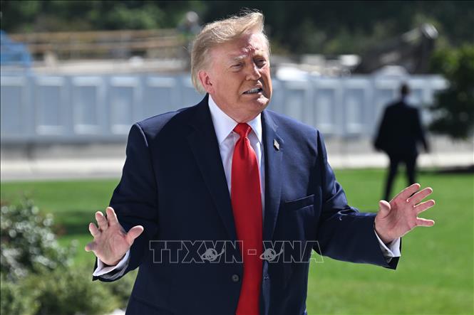Tổng thống Mỹ Donald Trump trả lời báo giới trước khi lên trực thăng Marine One tại Nhà Trắng ở Washington, D.C., ngày 1/10/2026. AA/TTXVN