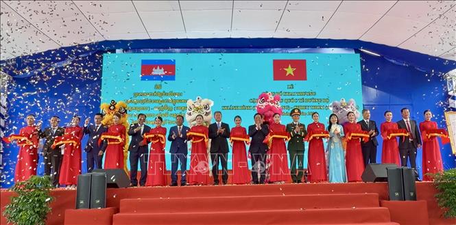Lãnh đạo tỉnh An Giang và tỉnh Kandal (Campuchia) cắt băng khai trương cặp cửa khẩu quốc tế đường bộ Khánh Bình - Chrey Thom. Ảnh: Thanh Sang - TTXVN
