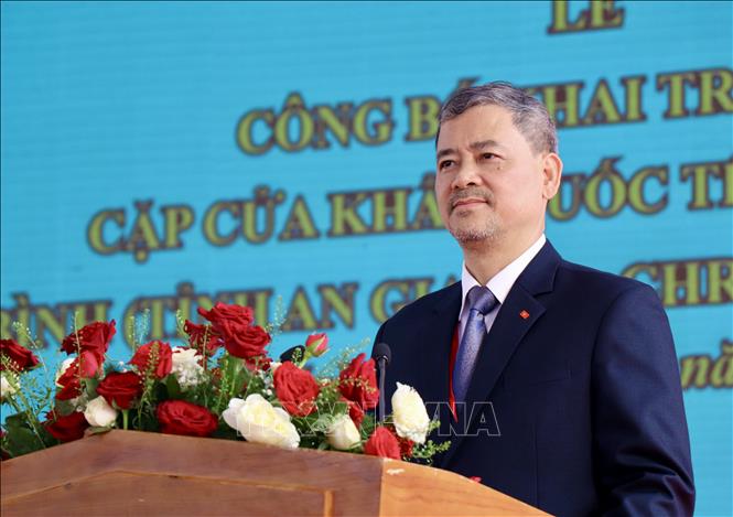 Ông Nguyễn Hoàng Hải, Phó Chủ nhiệm Ủy ban Biên giới quốc gia - Bộ Ngoại giao công bố Nghị quyết của Chính phủ về việc phê duyệt nâng cấp Cửa khẩu chính Khánh Bình lên Cửa khẩu quốc tế đường bộ. Ảnh: Thanh Sang- TTXVN