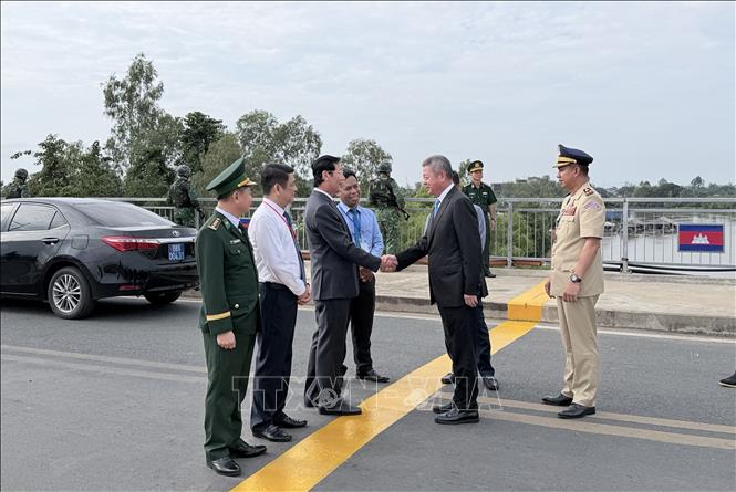 Lãnh đạo tỉnh An Giang đón lãnh đạp tỉnh Kandal cùng đoàn đại biểu Campuchia dự Lễ công bố khai trương cặp cửa khẩu quốc tế đường bộ Khánh Bình - Chrey Thom trên cầu Long Bình - Chrey Thom. Ảnh: Thanh Sang - TTXVN