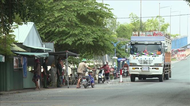 Phương tiện chở hàng hoá chờ làm thủ tục xuất cảnh tại Cửa khẩu Quốc tế đường bộ Khánh Bình, tỉnh An Giang. Ảnh: Thanh Sang - TTXVN