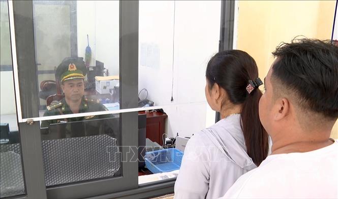 Người dân làm thủ tục xuất cảnh tại Cửa khẩu Quốc tế đường bộ Khánh Bình, tỉnh An Giang. Ảnh: Thanh Sang - TTXVN