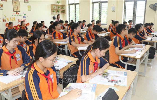 Trường THCS Phùng Chí Kiên, phường Nam Định, tỉnh Ninh Bình đổi mới phương pháp học ngoại ngữ, khơi dậy hứng thú, rèn kỹ năng giao tiếp, giúp học sinh tự tin hội nhập. Ảnh: Thùy Dung - TTXVN