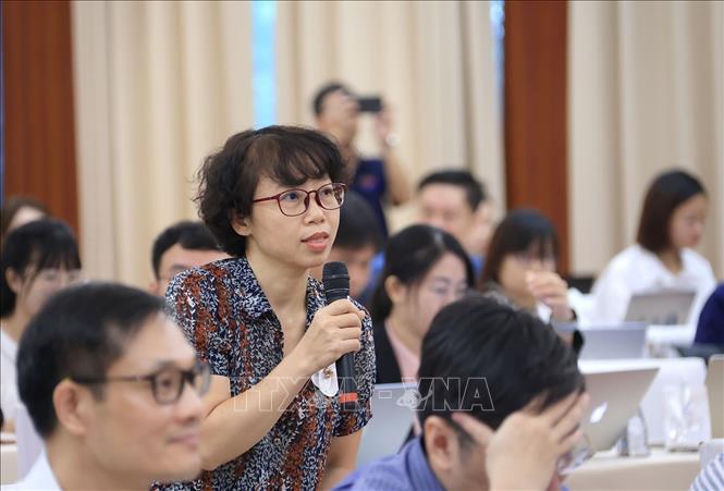 Phóng viên Thanh Vân, Thông tấn xã Việt Nam đặt câu hỏi tại buổi họp báo. Ảnh: Tuấn Anh - TTXVN