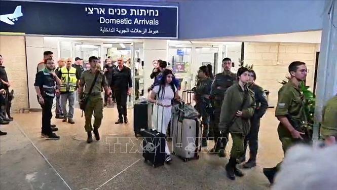 Hành khách trên chuyến bay FZ1073 của Hãng Flydubai về tới sân bay Ben Gurion, gần Tel Aviv, Israel, ngày 30/9/2026, sau khi máy bay phải hạ cánh khẩn cấp xuống Saudi Arabia. Ảnh: ANI/TTXVN phát