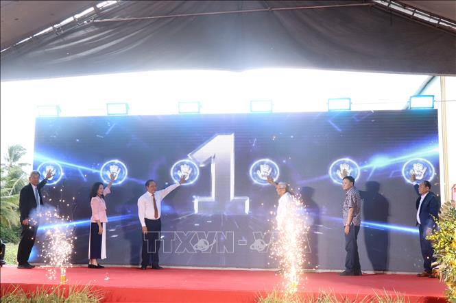 Các đại biểu thực hiện nghi thức khởi công dự án. Ảnh: Thu Hiền - TTXVN

