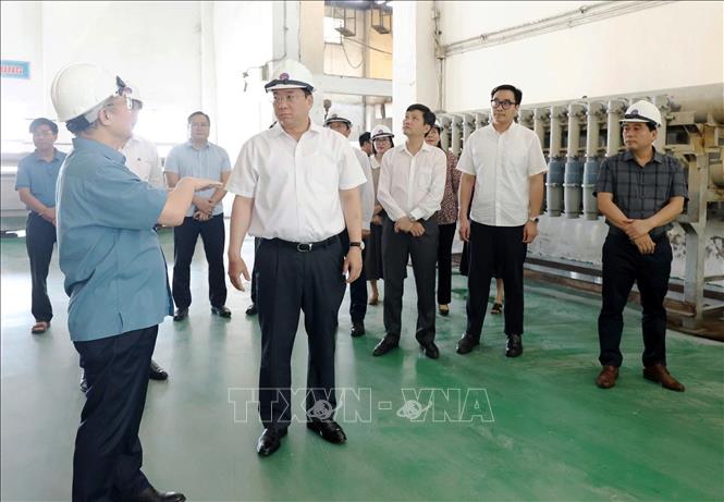 Chủ tịch UBND tỉnh Phú Thọ Trần Duy Đông cùng lãnh đạo các sở, ban, ngành khảo sát thực tế tại Nhà máy Giấy Việt Trì thuộc Công ty Cổ phần Giấy Việt Trì. Ảnh: Thu Hương - TTXVN