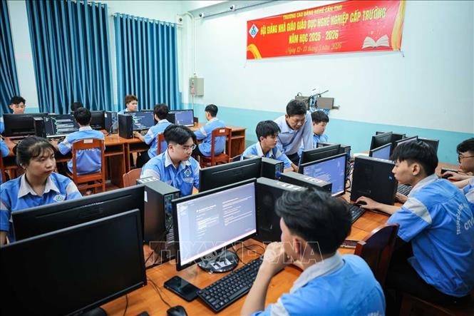 Sinh viên Trường Cao đẳng Nghề Cần Thơ học lập trình gắn với thực hành điều khiển robot, qua đó vận dụng kiến thức công nghệ vào giải quyết các bài toán kỹ thuật thực tế. Ảnh: Hoàng Hiếu – TTXVN