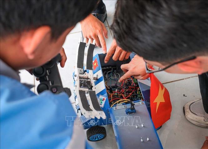 Từ tìm hiểu nguyên lý, trực tiếp điều khiển đến sửa chữa robot, sinh viên Trường biến kiến thức lý thuyết thành trải nghiệm thực tế, qua đó thích ứng, sáng tạo và làm chủ công nghệ. Ảnh: Hoàng Hiếu – TTXVN