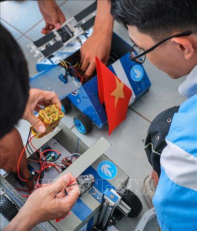 Các đội thi nghiên cứu, thiết kế, hiệu chỉnh robot để tìm giải pháp, phương án tối ưu, sẵn sàng tham dự cuộc thi “Racingbots 2026 - Hào khí miền Tây”. Ảnh: Hoàng Hiếu – TTXVN