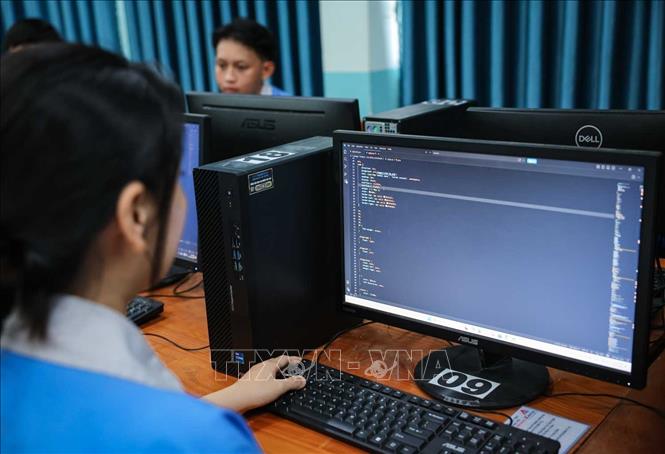 Việc học lập trình gắn với điều khiển robot giúp sinh viên chuyển hóa các dòng mã lệnh thành những hoạt động thực tế, qua đó phát triển tư duy công nghệ, năng lực giải quyết vấn đề và khả năng sáng tạo. Ảnh: Hoàng Hiếu – TTXVN