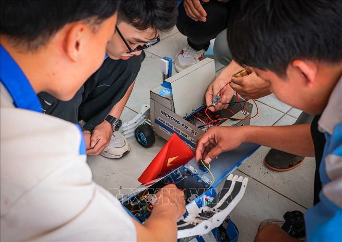 Từ tìm hiểu, sản xuất, đến sửa chữa robot, với sự hỗ trợ, hướng dẫn của giảng viên, sinh viên Trường ngày càng nắm vững kiến thức cơ khí, điện - điện tử, tự động hóa, công nghệ thông tin và lập trình. Ảnh: Hoàng Hiếu – TTXVN