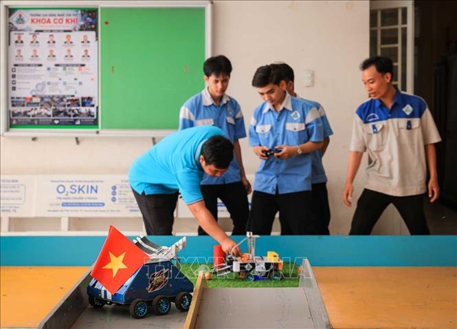 Sân chơi robocon giúp sinh viên vận dụng kiến thức cơ khí, điện - điện tử, tự động hóa, công nghệ thông tin và lập trình vào thực tiễn; tạo kỹ năng làm việc nhóm dưới sự hướng dẫn của giảng viên. Ảnh: Hoàng Hiếu – TTXVN