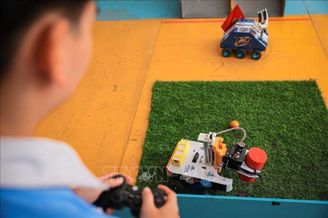 Robot được sinh viên tự thiết kế, chế tạo, lắp ráp đến vận hành điều khiển giúp sinh viên nắm chắc các kiến thức về cơ khí, điện - điện tử, tự động hoá... Ảnh: Hoàng Hiếu – TTXVN