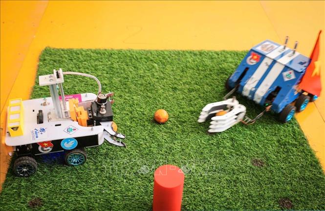 Các robot được sinh viên Trường vận dụng kiến thức cơ khí, điện - điện tử, tự động hóa, công nghệ thông tin và lập trình vào thực tiễn gia công, lắp ráp, hoàn thiện. Ảnh: Hoàng Hiếu – TTXVN