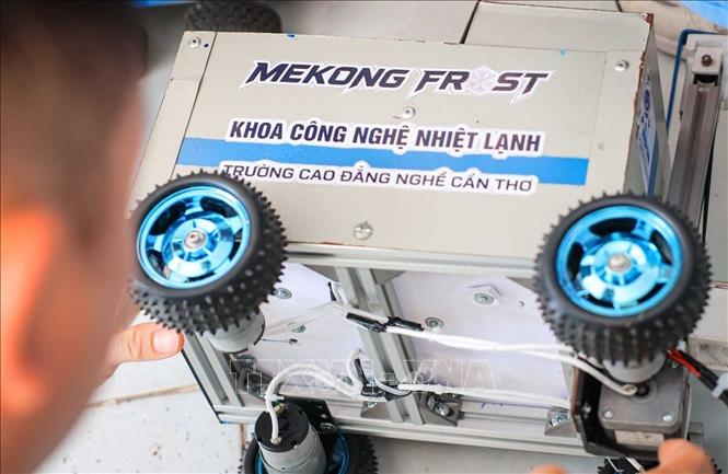 Sản phẩm robot tham dự cuộc thi của Khoa công nghệ nhiệt lạnh. Ảnh: Hoàng Hiếu – TTXVN