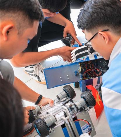 Dưới sự hướng dẫn của giảng viên, các chi tiết robot được sinh viên tìm hiểu, nghiên cứu, thiết kế, hiệu chỉnh tìm các phương án, giải pháp tối ưu trước cuộc thi. Ảnh: Hoàng Hiếu – TTXVN