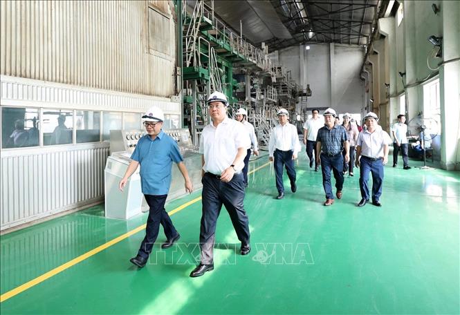 Chủ tịch UBND tỉnh Phú Thọ Trần Duy Đông cùng lãnh đạo các sở, ban, ngành khảo sát thực tế tại Nhà máy Giấy Việt Trì thuộc Công ty Cổ phần Giấy Việt Trì. Ảnh: Thu Hương - TTXVN