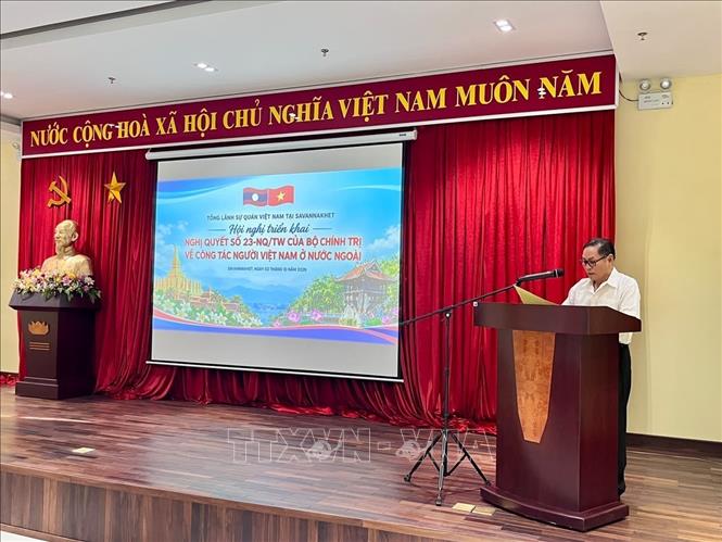 Tổng Lãnh sự Việt Nam tại Savannakhet Nguyễn Văn Dũng phát biểu quán triệt những nội dung trọng tâm của Nghị quyết 23-NQ/TW về công tác người Việt Nam ở nước ngoài. Ảnh: Xuân Tú – PV TTXVN tại Lào