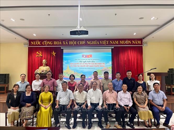 Tổng Lãnh sự Nguyễn Văn Dũng cùng cán bộ Tổng Lãnh sự quán, đại diện Hội người Việt Nam và cộng đồng doanh nghiệp Việt Nam tại Trung Lào dự hội nghị. Ảnh: Xuân Tú – PV TTXVN tại Lào