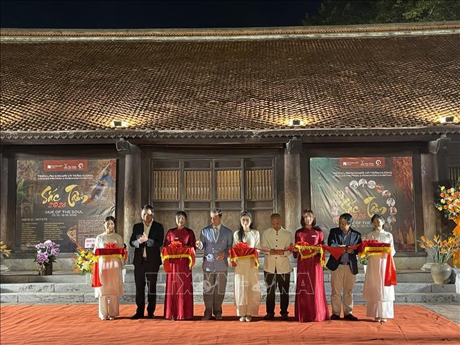 Các đại biểu thực hiện nghi thức cắt băng khai mạc triển lãm. Ảnh: Tuyết Mai - TTXVN