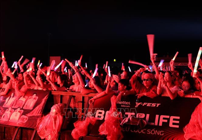 Hàng nghìn người dân cùng du khách tham dự đại nhạc hội “Viettel Y-Fest 2026 - Nhịp điệu cuộc sống”. Ảnh: Quý Trung - TTXVN 
