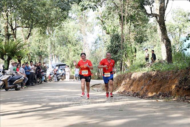 Các vận động viên chinh phục nội dung 5km con đường bản Sin Suối Hồ. Ảnh: Quý Trung - TTXVN