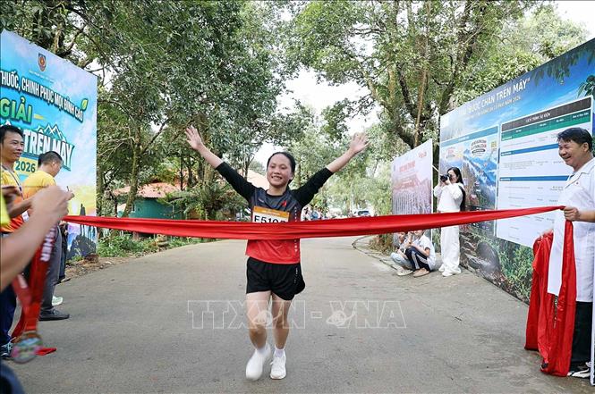 Các vận động viên về đích nội dung 5km con đường bản Sin Suối Hồ. Ảnh: Quý Trung - TTXVN