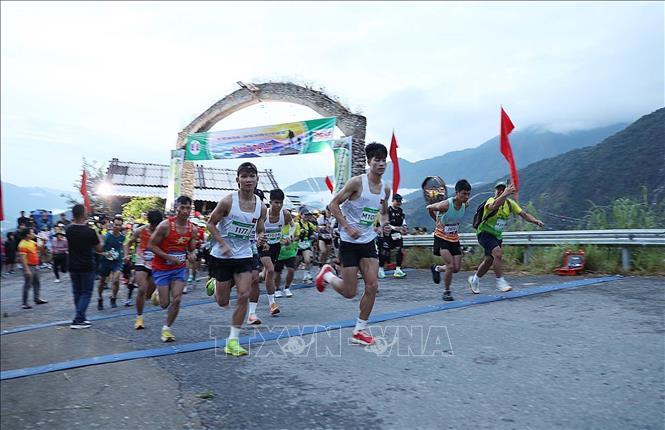 Các vận động viên xuất phát chinh phục con đường đá cổ Pavi. Ảnh: Quý Trung - TTXVN