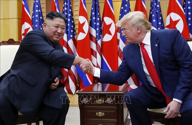 Tổng thống Mỹ Donald Trump (phải) và nhà lãnh đạo Triều Tiên Kim Jong Un tại cuộc gặp ở làng Panmunjom, biên giới liên Triều, ngày 30/6/2019. Ảnh: THX/TTXVN phát