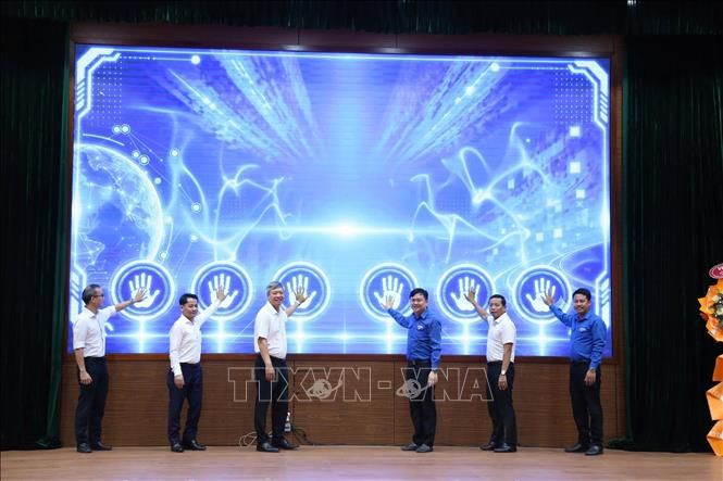 Các đại biểu thực hiện nghi thức khai mạc Ngày hội Thanh niên Đà Nẵng tiên phong Chuyển đổi số năm 2026. Ảnh: Khoa Chương - TTXVN