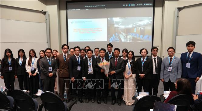 Ban Chấp hành khoá mới Hội Sinh viên Việt Nam tại Australia (SVAU) ra mắt tại Đại hội. Ảnh: Trung Trang - PV TTXVN tại Australia.