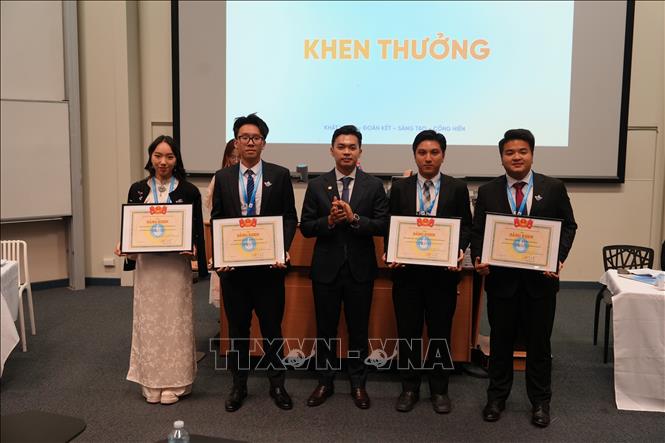 Đồng chí Huỳnh Tấn Đạt, Uỷ viên Uỷ ban Trung ương Mặt trận Tổ quốc Việt Nam, Chủ tịch Hội Sinh viên Việt Nam tại Australia (SVAU) khoá III trao Bằng khen cho các tập thể có thành tích xuất sắc trong công tác Hội và phong trào sinh viên tại Australia giai đoạn 2024-2026. Ảnh: Trung Trang - PV TTXVN tại Australia.