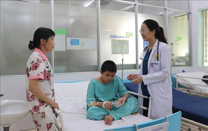 Bác sĩ Bệnh viện Nhi đồng Đồng Nai khuyến cáo với gia đình bệnh nhi hạn chế tình huống tương tự xảy ra. Ảnh: Lê Xuân-TTXVN