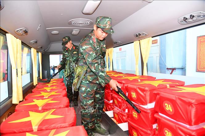 Lực lượng Công binh kiểm tra an ninh, an toàn trên xe vận chuyển mẫu sinh phẩm. Ảnh: Hữu Tài/TTXVN phát