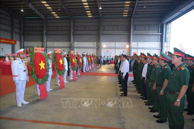 Các đại biểu dâng hoa tại buổi lễ. Ảnh: Hữu Tài/TTXVN phát