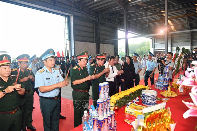 Các đại biểu dâng hương tại buổi lễ. Ảnh: Hữu Tài/TTXVN phát